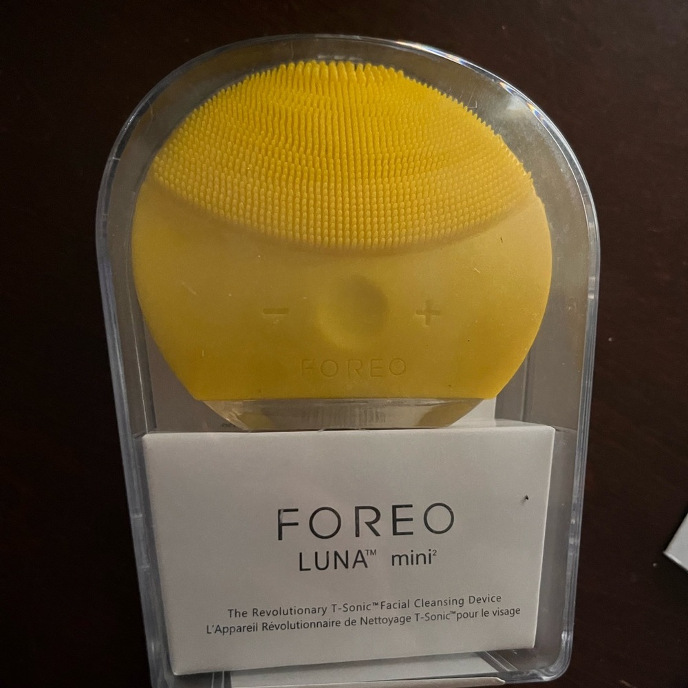 FOREO LUNA Mini 2 in Bright Yellow